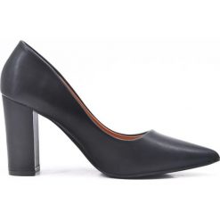 Czółenka klasyczne czarne. Czarne czółenka damskie Joia Shoes, bez wzorów, bez obcasa, na obcasie. W wyprzedaży za 109,00 zł.