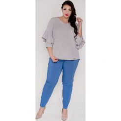 Asymetryczna szara bluzka fantazyjny rękaw koło flamenco duże rozmiary XXL. Szare bluzki damskie Moda Size Plus Iwanek, na co dzień, xxl, z aplikacjami, z elastanu, eleganckie, z klasycznym kołnierzykiem, plus size, z krótkim rękawem. Za 119,90 zł.