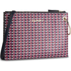 Torebka TOMMY HILFIGER - Item Statement Clutch Mono AW0AW07051 903. Czerwone listonoszki damskie TOMMY HILFIGER, bez wzorów, ze skóry ekologicznej, bez dodatków. Za 449,00 zł.
