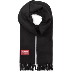 Szal Tommy Jeans Tjm Woven Flag Scarf AM0AM05211. Czarne szaliki męskie Tommy Jeans, bez wzorów, z jeansu. W wyprzedaży za 149,00 zł.