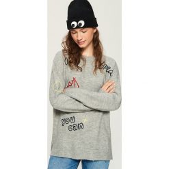 Sweter z napisami - Jasny szar. Szare swetry klasyczne damskie marki Sinsay, l. W wyprzedaży za 59,99 zł.
