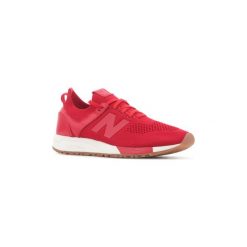 Buty New Balance MRL247DC. Czerwone trampki męskie New Balance, bez wzorów, bez zapięcia. Za 293,23 zł.