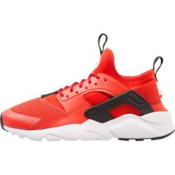 Nike Sportswear AIR HUARACHE RUN ULTRA Tenisówki i Trampki habanero red/white/black. Czerwone tenisówki męskie marki Nike Sportswear, z materiału. Za 439,00 zł.