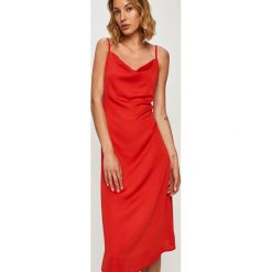 Answear - Sukienka Answear Lab. Czerwone sukienki damskie ANSWEAR, s, bez wzorów, z poliesteru, bez kołnierzyka, bez rękawów, midi, rozkloszowane. Za 149,90 zł.