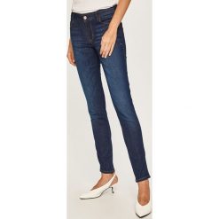 Guess Jeans - Jeansy Curve X. Niebieskie jeansy damskie Guess Jeans, z aplikacjami, z elastanu. Za 549,90 zł.