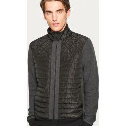 Bluza z pikowanym przodem - Czarny. Czarne bluzy męskie Reserved, s, bez wzorów, bez kołnierzyka, bez rękawów, bez kaptura. Za 159,99 zł.