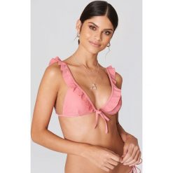 Debiflue x NA-KD Góra bikini z dekoltem V - Pink. Różowe bez kategorii marki Debiflue x NA-KD. W wyprzedaży za 30,29 zł.
