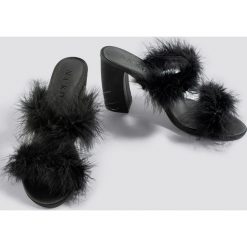 NA-KD Shoes Klapki mule z piórami - Black. Czarne klapki damskie marki NA-KD Shoes, bez wzorów, na wysokim obcasie, na obcasie. W wyprzedaży za 60,97 zł.