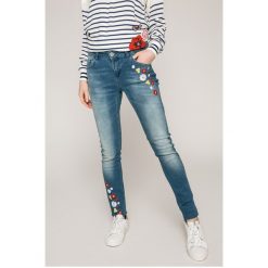 Desigual - Jeansy Loriane. Niebieskie rurki damskie Desigual, z haftami, z bawełny. W wyprzedaży za 239,90 zł.