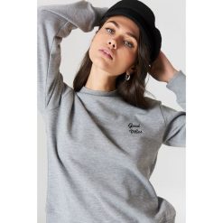 NA-KD Bluza Good Vibes - Grey. Szare bluzy damskie marki NA-KD, z napisami, bez rękawów, bez kaptura. Za 100,95 zł.
