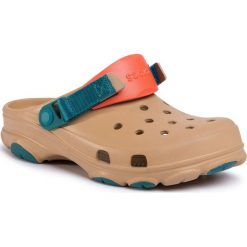 Klapki CROCS - Classic All Terrain Clog 206340 Tan. Brązowe klapki męskie Crocs, z tworzywa sztucznego, bez zapięcia. Za 199,00 zł.
