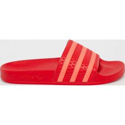 Adidas Originals - Klapki. Czerwone klapki damskie adidas Originals, bez wzorów, z materiału, bez obcasa, na obcasie. W wyprzedaży za 129,90 zł.