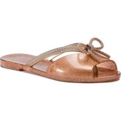 Klapki MELISSA - Ela Chrome Ad 32498 Clear Glitter Pink/Gold 53405. Żółte klapki damskie Melissa, bez wzorów, z tworzywa sztucznego, bez obcasa, na obcasie. W wyprzedaży za 209,00 zł.