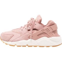 Nike Sportswear AIR HUARACHE RUN SD Sneakersy niskie particle pink/mushroom/sail/light brown. Różowe trampki i tenisówki damskie Nike Sportswear, bez wzorów, ze skóry, bez zapięcia. W wyprzedaży za 396,75 zł.