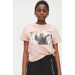 Koszulka Pulp Fiction - Różowy. Różowe bluzki damskie Cropp, s, bez wzorów, bez kołnierzyka, bez rękawów. Za 59,99 zł.