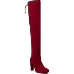 Muszkieterki STUART WEITZMAN - Highland Scarlet Suede. Czerwone kozaki damskie marki Stuart Weitzman, ze skóry, bez obcasa, na obcasie, bez zapięcia. W wyprzedaży za 1829,00 zł.