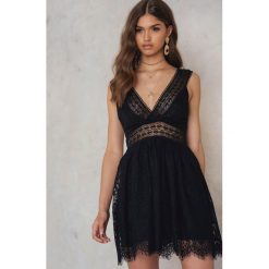 Sukienki: NA-KD Trend Koronkowa sukienka mini z dekoltem V – Black