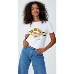 Koszulka z rysunkiem jedzenia. Białe t-shirty damskie Pull&Bear. Za 24,90 zł.