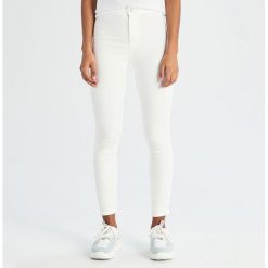 Jeansy skinny z wysokim stanem - Biały. Białe jeansy damskie Sinsay, z podwyższonym stanem. Za 49,99 zł.