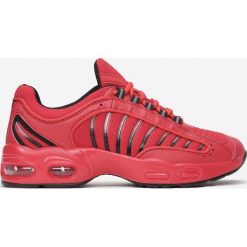Czerwone Buty Sportowe Chaliria. Czerwone buty sportowe męskie Born2be, bez zapięcia. W wyprzedaży za 99,99 zł.