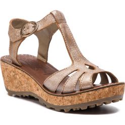 Sandały FLY LONDON - Gold Low P142736008 Luna. Żółte klapki damskie Fly London, bez wzorów, ze skóry, bez obcasa, na obcasie. W wyprzedaży za 349,00 zł.