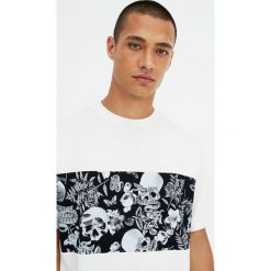 Koszulka z panelem z czaszkami i wężem. Białe koszulki męskie Pull&Bear, m, bez wzorów, bez kołnierzyka, z krótkim rękawem, krótkie. Za 49,90 zł.