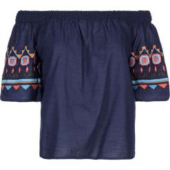 Koszulka w kolorze granatowym. Niebieskie koszulki damskie Tom Tailor Classic, xs, z haftami, bez kołnierzyka, bez rękawów. W wyprzedaży za 90,95 zł.