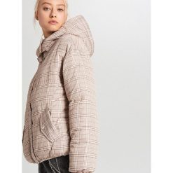 Kurtka puffa w kratę - Beżowy. Brązowe kurtki damskie Cropp, s, bez wzorów, bez kaptura. W wyprzedaży za 119,99 zł.