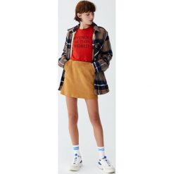 Minispódniczka ze sztucznego zamszu ze stębnowaniem. Szare spódniczki damskie marki Pull&Bear. Za 69,90 zł.