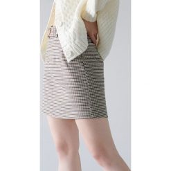 Materiałowa spódnica mini z paskiem - Beżowy. Brązowe spódniczki damskie Sinsay, s, bez wzorów, z tkaniny, mini. Za 39,99 zł.