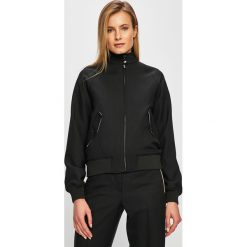 Calvin Klein - Kurtka. Czarne kurtki damskie Calvin Klein, bez wzorów, z bawełny, krótkie, z kapturem. W wyprzedaży za 629,90 zł.