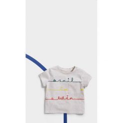 Mango Kids - T-shirt dziecięcy Ewin 80-104 cm. Szare t-shirty męskie z nadrukiem marki Mango Kids, z bawełny, z okrągłym kołnierzem. W wyprzedaży za 29,90 zł.