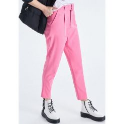 Spodnie high waist z paskiem - Różowy. Różowe spodnie damskie z wysokim stanem Cropp, bez wzorów, z podwyższonym stanem. W wyprzedaży za 49,99 zł.