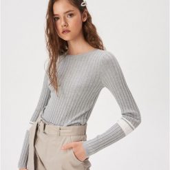 Sweter z prążkowaną fakturą - Jasny szary. Swetry damskie Sinsay. Za 39,99 zł.