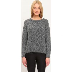 SWETER DŁUGI RĘKAW DAMSKI KLASYCZNY. Szare swetry klasyczne damskie marki Top Secret, z dzianiny, klasyczne, z klasycznym kołnierzykiem. W wyprzedaży za 59,99 zł.