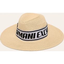 Armani Exchange - Kapelusz. Kapelusze damskie Armani Exchange, bez wzorów, z poliesteru. W wyprzedaży za 319,90 zł.