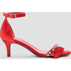 Hannalicious x NA-KD Sandały na obcasie z falbanką - Red. Czerwone rzymianki damskie Hannalicious x NA-KD, w paski, na obcasie. W wyprzedaży za 48,59 zł.