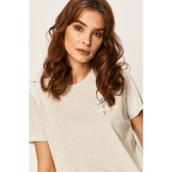 Lee - T-shirt. Szare bluzki damskie Lee, s, z nadrukiem, z bawełny, casualowe, z okrągłym kołnierzem. W wyprzedaży za 99,90 zł.