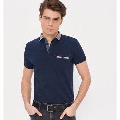 Koszulka polo z kontrastowymi detalami - Granatowy. Niebieskie koszulki polo męskie House, s, bez wzorów, bez rękawów. Za 59,99 zł.