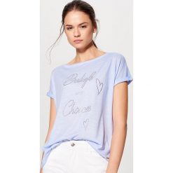 Koszulka z aplikacją - Niebieski. Niebieskie t-shirty damskie Mohito, l, z aplikacjami. W wyprzedaży za 39,99 zł.