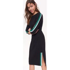 SUKIENKA DAMSKA. Zielone sukienki damskie Top Secret, na lato, bez wzorów, z dzianiny, eleganckie, z okrągłym kołnierzem, bez rękawów. W wyprzedaży za 49,99 zł.