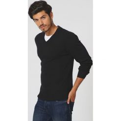 Sweter w kolorze czarnym. Czarne swetry męskie William de Faye, m, bez wzorów, z kaszmiru, bez kołnierzyka, bez kaptura. W wyprzedaży za 159,95 zł.