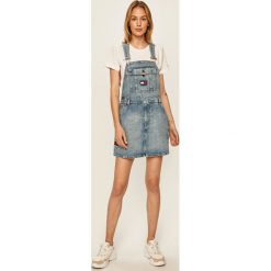 Tommy Jeans - Sukienka jeansowa. Niebieskie sukienki damskie Tommy Jeans, na co dzień, s, z aplikacjami, z bawełny, casualowe, z okrągłym kołnierzem, bez rękawów, mini, proste. W wyprzedaży za 429,90 zł.