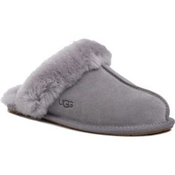 Kapcie UGG - W Scuffette II 1106872 Samt. Szare klapki damskie Ugg, bez wzorów, ze skóry, bez obcasa. W wyprzedaży za 339,00 zł.