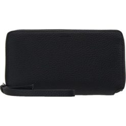 AllSaints FETCH PHONE WRISTLET Portfel black. Czarne portfele damskie marki AllSaints. Za 539,00 zł.