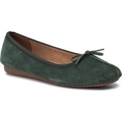 Baleriny CLARKS - Freckle Ice 261456104 Forest Green. Zielone baleriny damskie Clarks, bez wzorów, ze skóry, bez obcasa. W wyprzedaży za 219,00 zł.