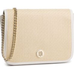 Torebka TOMMY HILFIGER - Honey Crossover Raffia AW0AW06484 902. Brązowe torebki klasyczne damskie TOMMY HILFIGER, bez wzorów, ze skóry ekologicznej, eleganckie, bez dodatków. W wyprzedaży za 309,00 zł.