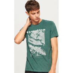 T-shirt z nadrukiem - Zielony. Zielone t-shirty męskie z nadrukiem Reserved, l. Za 39,99 zł.