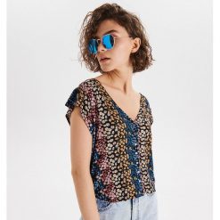 Bluzka w kwiaty - Czarny. Czarne bluzki damskie Cropp, s, w kwiaty, bez kołnierzyka, bez rękawów. Za 49,99 zł.