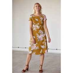 Sukienka Asteria miodowa w kwiaty (tencel) – krótki rękaw 32 żółty. Żółte sukienki damskie s, w paski, z bawełny, klasyczne, krótkie, mini, dopasowane. Za 297,00 zł.